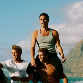 El modelo Jon Kortajarena junto a sus amigos promocionando la marca de ropa Ecoalf en Famara