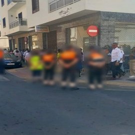 Imagen de los feligreses en la Profesión de la Burrita sorteando los coches en circulación