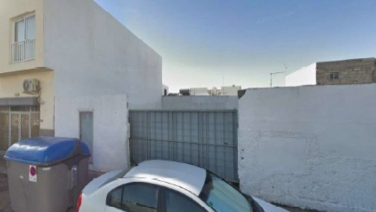 Entrada al solar en venta en la calle La Carmen de Arrecife