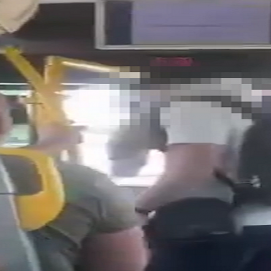  Momento de intento de agresión del chico al chofer de la guagua