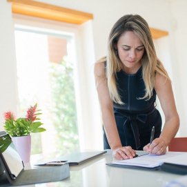 Una nueva trabajadora firma su contrato de empleo