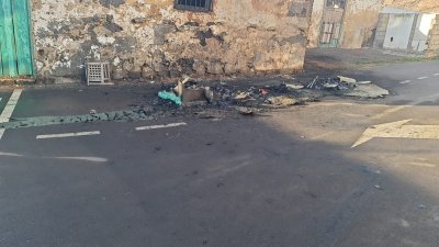 Quema de contenedores y pintadas en San Bartolomé