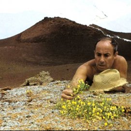 César Manrique en un espacio volcánico de Lanzarote