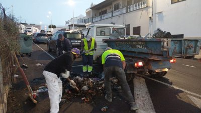 Quema de contenedores y pintadas en San Bartolomé