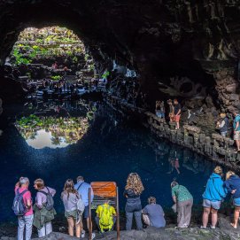 Un grupo de turistas visita los Jameos del Agua, uno de los Centros Turísticos de César Manrique. Turismo. Foto: Andrea Domínguez.