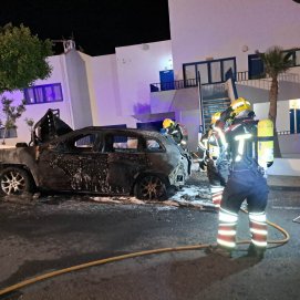 Incendio de un vehículo en Puerto del Carmen 