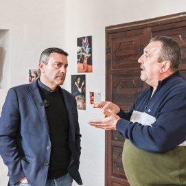 El alcalde de Teguise, Oswaldo Betancort (i) y el concejal de Economía del Ayuntamiento de Teguise, Miguel Ángel Jiménez (d)