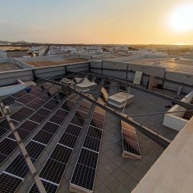 Paneles solares para crear energía renovable en la azotea de la Cámara de Comercio de Lanzarote