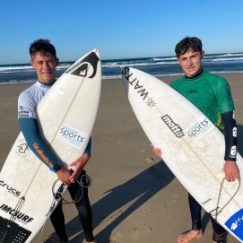 Dylan Donegan y Conor Donegan tras el campeonato de surf en Asturias
