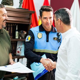 El alcalde de Teguise, Oswaldo Betancort, con agentes de la Policía Local del municipio, galardonados con el distintivo de 'Compromiso de Calidad Turística'