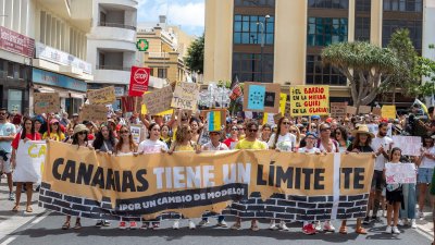 Manifestación del 20 de abril contra la masificación turística en Lanzarote. Foto: Andrea Domínguez.