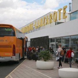Guagua esperando viajeros en el  aeropuerto de Lanzarote