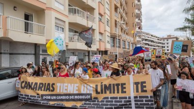 Manifestación del 20 de abril contra la masificación turística en Lanzarote. Foto: Andrea Domínguez.