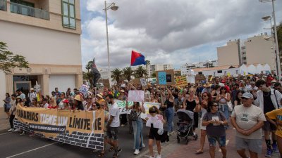 Manifestación del 20 de abril contra la masificación turística en Lanzarote. Foto: Andrea Domínguez.