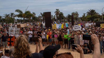 Manifestación del 20 de abril contra la masificación turística en Lanzarote. Foto: Andrea Domínguez.