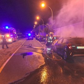 Los bomberos extinguiendo el incendio de vehículo quemado en Arrecife 