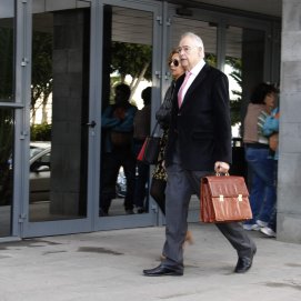 La exalcaldesa de Arrecife Isabel Déniz y Felipe Fernández Camero a su salida del juzgado