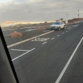 El coche abandonado en en la Avenida de Papagayo a la altura de la rotonda de Ciudad Jardín en Playa Blanca