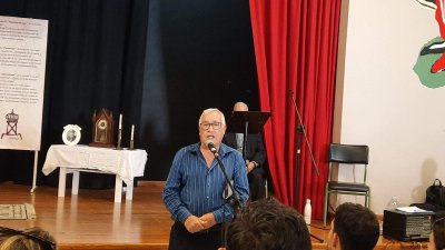 Acto de entrega de la placa conmemorativa a Francisco José Navarro