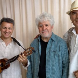 Pedro almodóvar junto a Gopar y Gabriel Cubas  Foto de Gopar