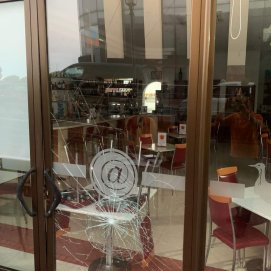 Un intento de robo en la cafetería Hubara de Arrecife provoca destrozos en el local