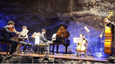 Alumnado de El Salvador ofrece un concierto en la Cueva de Los Verdes