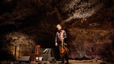 El artista Santiago Auserón ofrece un concierto en la Cueva de los Verdes