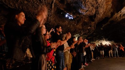 El artista Santiago Auserón ofrece un concierto en la Cueva de los Verdes