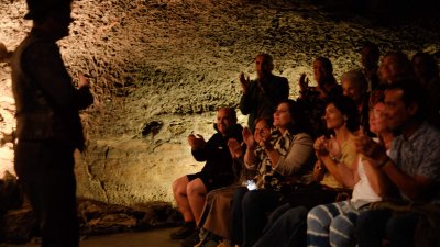 El artista Santiago Auserón ofrece un concierto en la Cueva de los Verdes
