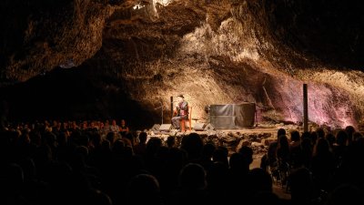 El artista Santiago Auserón ofrece un concierto en la Cueva de los Verdes