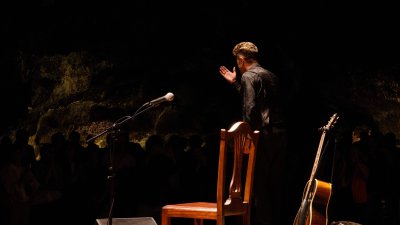 El artista Santiago Auserón ofrece un concierto en la Cueva de los Verdes
