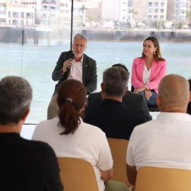 El presidente del Gobierno de Canarias, Ángel Víctor Torres, y la presidenta del Cabildo de Lanzarote, María Dolores Corujo, durante su intervención sobre las jaulas marinas en abril.
