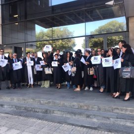 Concentración frente a los Juzgados de los abogados de oficio (Foto: José Luis Carrasco)