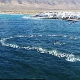 La comunidad de surfistas de Lanzarote durante el homenaje a Didier Willow. /Foto: Vince Cooke
