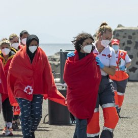 Personas migrantes llegadas al muelle de Arrecife tras ser rescatadas de dos pateras en la Ruta Canaria el pasado jueves 27 de abril. EFE/Adriel Perdomo