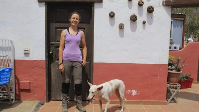 La joven María Guerra en su granja en Tinajo (Fotos: Juan Mateos)