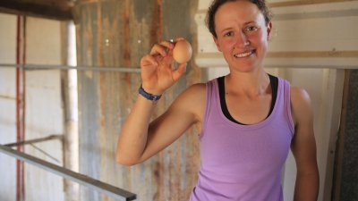 La joven María Guerra en su granja en Tinajo (Fotos: Juan Mateos)