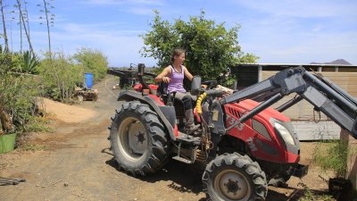 La joven María Guerra en su granja en Tinajo (Fotos: Juan Mateos)