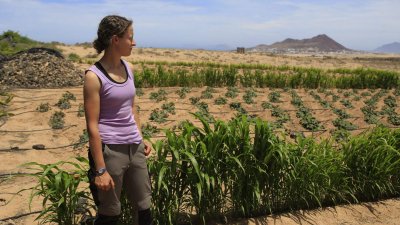La joven María Guerra en su granja en Tinajo (Fotos: Juan Mateos)