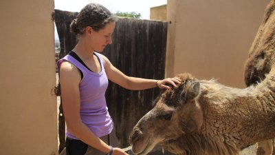 La joven María Guerra en su granja en Tinajo (Fotos: Juan Mateos)