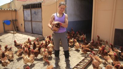 La joven María Guerra en su granja en Tinajo (Fotos: Juan Mateos)
