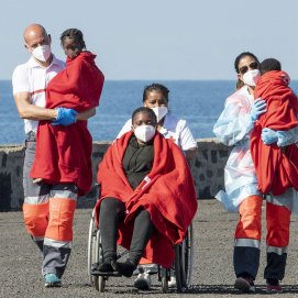 Salvamento Marítimo rescató el 28 de abril a 41 personas de origen subsahariano, entre ellas cuatro mujeres, una niña y un bebé, cuando viajaban al sureste de la isla en una embarcación neumática. EFE/Adriel Perdomo