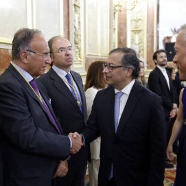 Manuel Fajardo saludando al presidente de la República de Colombia 