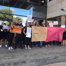 Funcionarios de la Administración de Justicia durante la concentración de este jueves en Arrecife. Foto: José Luis Carrasco