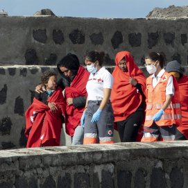 Salvamento Marítimo ha rescatado este jueves a 47 inmigrantes de origen subsahariano y magrebí que intentaban llegar a la isla en una neumática, entre ellas tres mujeres y una niña. EFE/Adriel Perdomo