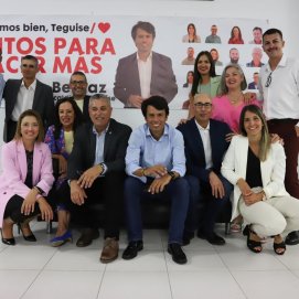 Marcos Bergaz presentando su candidatura con su equipo del PSOE