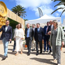 El presidente de Canarias, Ángel Víctor Torres; el ministro de Agricultura, Pesca y Alimentación, Luis Planas; la consejera Alicia Vanoostende, y la presidenta del Cabildo lanzaroteño, Dolores Corujo, asisten a la inauguraa