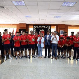 La plantilla, el equipo técnico y la dirección de la UD Lanzarote en una visita al Cabildo. 