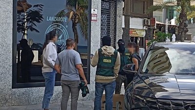 La Guardia Civil detiene a dos personas durante un registro en una vivienda de Arrecife (Fotos: Eider Pascual)