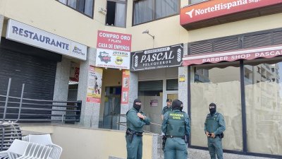 La Guardia Civil detiene a dos personas durante un registro en una vivienda de Arrecife (Fotos: Eider Pascual)